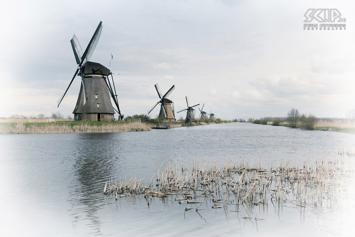 De molens van Kinderdijk Enkele foto’s van de 19 windmolens in Kinderdijk in Zuid-Holland. Ze werden gebouwd rond 1740 om de polders te bevloeien. Tegenwoordig zijn ze onderdeel van het UNESCO werelderfgoed. Stefan Cruysberghs